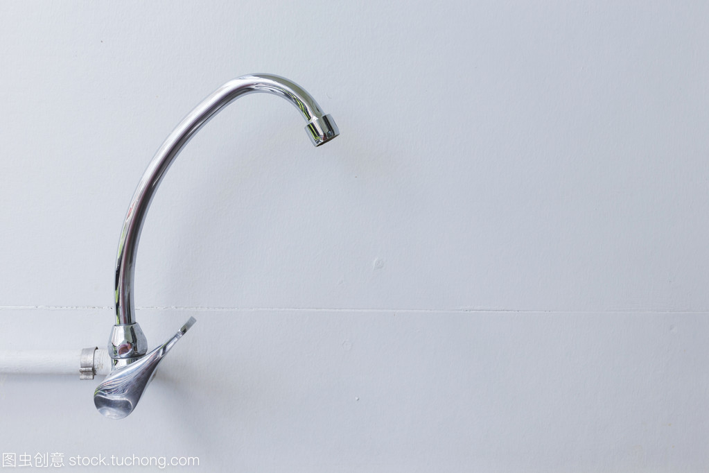 水龙头不锈钢上白胶浆的背景墙上